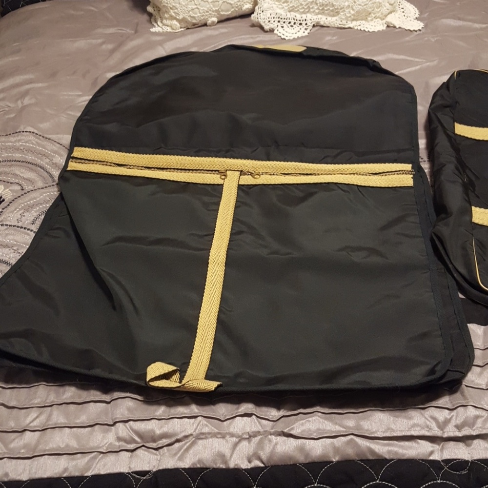 Pierre Cardin 2 piece travel set - Picture 4 of 8
